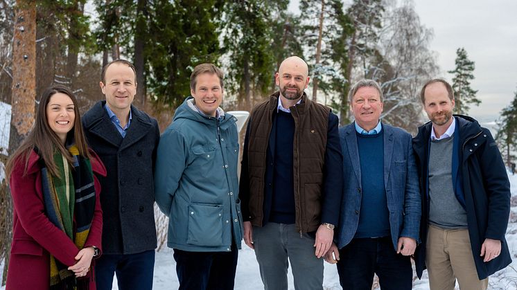 Representanter från ledningen för IOWN Energy och Hydro Rein sida vid sida för att markera det nya partnerskapet mellan företagen. Foto: Herman Skjølsvik/Hydro.