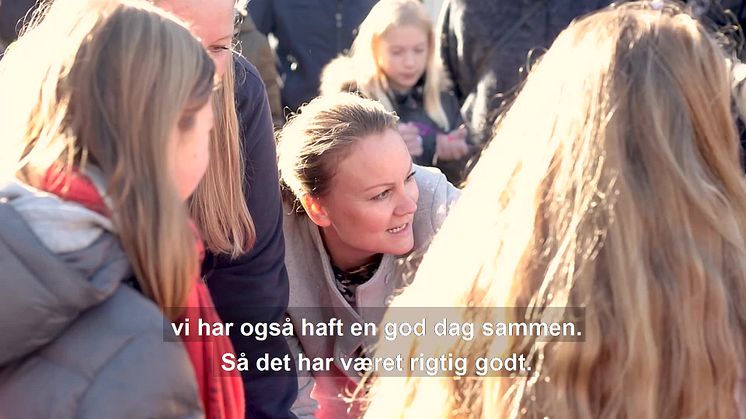 Skoleklasse fra Solrød sælger Til og Fra-julekort til fordel for Danske Hospitalsklovne