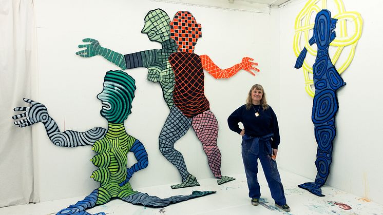 Verket Hetebølgene med kunstneren Elise Storsveen i forgrunnen. Foto: Eline Mugaas