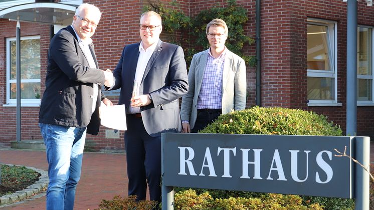 v.l. Bürgermeister Ansgar Brockmann (Gemeinde Neuenkirchen-Vörden), Frank Niemeier (Deutsche Glasfaser) und Bauamtsleiter Jürgen Rolfsen (Gemeinde Neuenkirchen-Vörden) besiegelten den Vertrag für die Glasfaseranschlüsse für die Gemeinde.