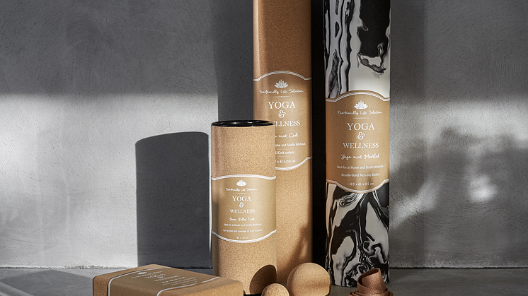 Produkter på bildet: Yogablokk Cork, 99,90 kr. Foam roller Cork, 149 kr. Yogamatte Cork, 299 kr. Yogamatte Marbled, 199 kr. Massasjeballer Cork 2-pk, 99,90 kr. Yoga strap, 39,90 kr. 