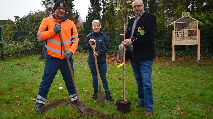 Greifen gemeinsam zum Spaten: Bauhof-Leiter Patrick Zuch (l.) und Bürgermeister Thomas Deckner mit Anne Nielsen, Kommunalbetreuerin von SH Netz im Kreis Rendsburg-Eckernförde.   Foto: SH Netz