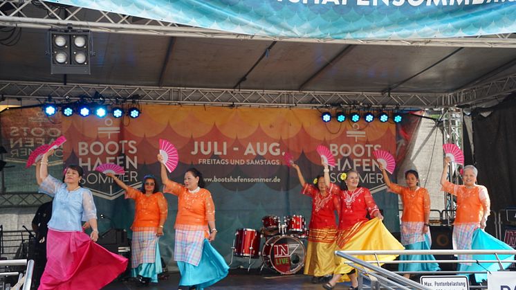 Deutsch-Philippinische Gesellschaft e.V. beim AKA Sommerfest auf der Bühne des Bootshafensommers 2023