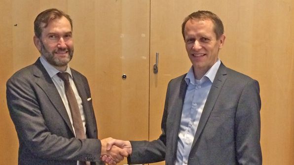 Henric Hasth hälsas välkommen som ny VD av avgående VD Per Fyrenius.