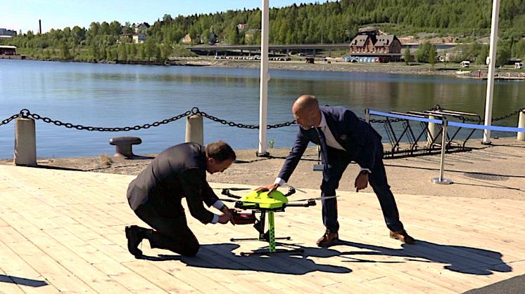 Statsminister Stefan Löfven tar del av en demonstration där 5G, hjärtstartare och drönare tillsammans  kan rädda liv.