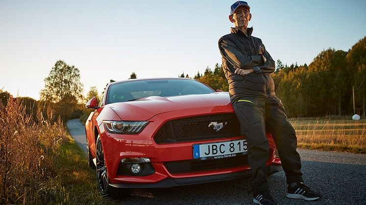 Jeg hedder Lennart. Jeg er 97 år og kører Ford Mustang og nyder hvert sekund. Sådan begynder historien om den livlige svensker, hvis historie deles flittigt i hele europa. 