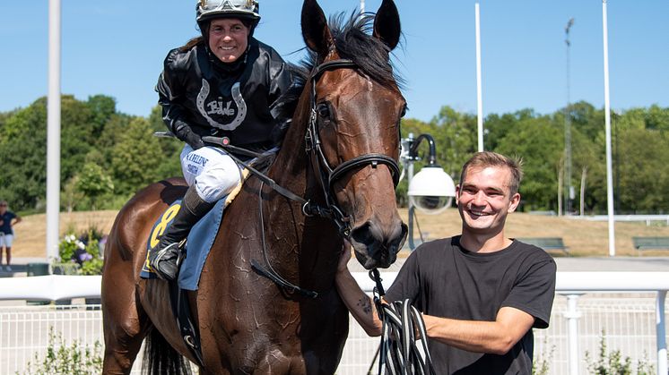 Espen Hill med sin tränare/jockey Madeleine Smith och stallets assisterande tränare Oliver Dale i vinnarcirkeln på Bro Park. På söndag gör Espen Hill sitt tredje försök i Sveriges största löpning Stockholm Cup International (Gr.3). 