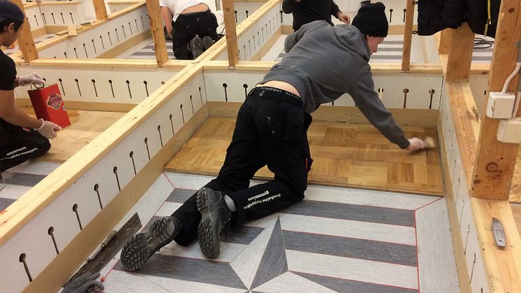 I de individuella övningsbåsen  på Stockholms byggtekniska gymnasium tränar eleverna olika moment som ingår i golvläggaryrket.