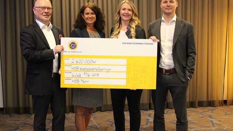 Thomas Björk, ny ordförande HSB Norr, Helena Markgren, Gabriella Rymark  och Mattias Lundström, vd HSB Norr, lämnar tillsammans över checken för kundbonusen på 2,6 miljoner till HSBs bostadsrättsföreningar. 