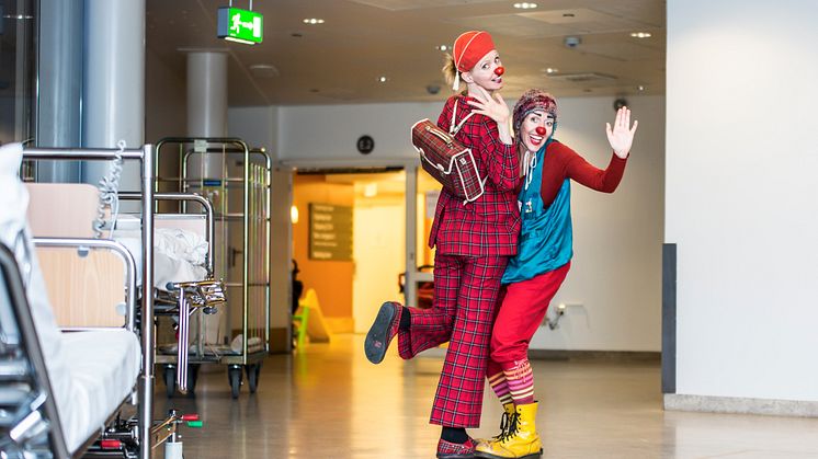 Sykehusklovnene fikk over 730.000 kroner fra Grasrotandelen i 2016.  - Grasrotandelen er et svært viktig bidrag til vårt arbeid for barn innlagt på norsk sykehus, sier daglig leder for Sykehusklovnene, Kristin Zachariassen. Foto: Bjørg Hexeberg