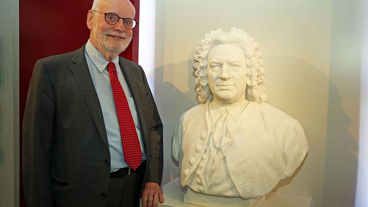 Ton Koopman mit Bach-Büste im Bach-Museum Leipzig