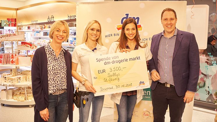 ​Ein voller Erfolg: 3.500 Euro nahm Sally von Sallys Welt in einer Stunde Kassieraktion für Sallys Stiftung ein.