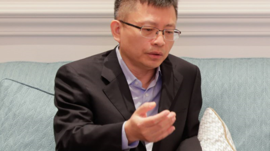 Styrelseledamot i Huawei uppmanar Sverige att inte falla för USA:s ”kalla kriget-retorik”