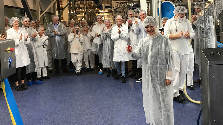 Kommunstyrelsens ordförande i Göteborg, Ann-Sofie Hermansson, klipper bandet till Estrellas nya produktionslinje vid invigningen 2017-09-26.