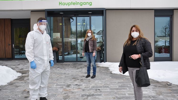 Um Bewohnerinnen und Bewohner des Seniorenzentrums „An der Lauter“ vor Infektionen zu schützen, unterstützt Bundeswehrsoldat Robin Morawa die Corona-Tests. Hier kommt Marusya Weiß gerade zum Test, hinten im Bild Einrichtungsleiterin Silke Aßhauer.