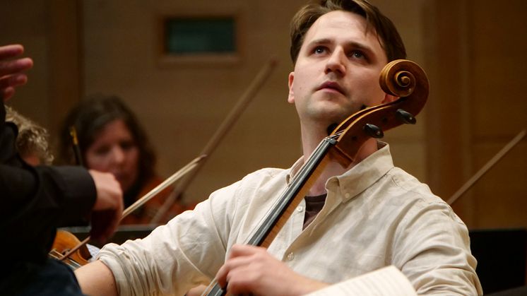 Sprudlande cellokonsert på SONs digitala scen på lördag