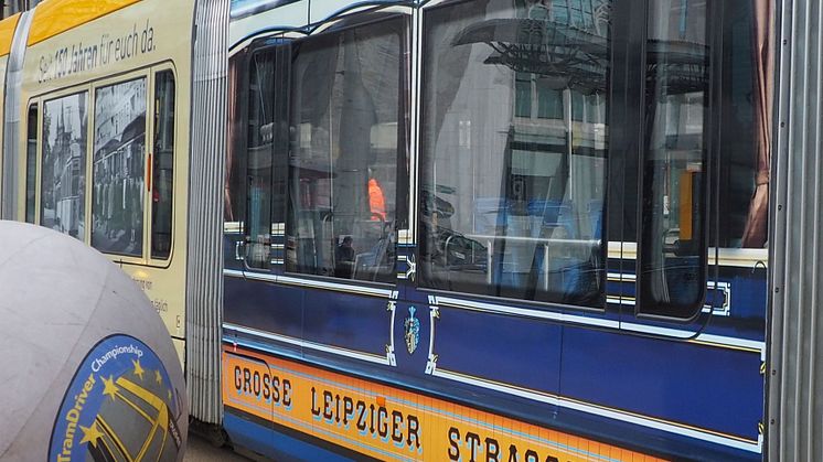 Eine Straßenbahn wirbt für das Jubiläum "150 Jahre Straßenbahn in Leipzig"