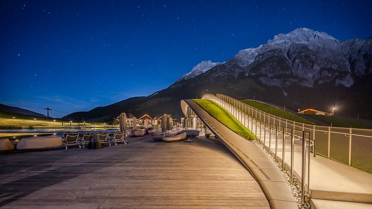 Wellness Terrasse mit Holz: „ATMOSPHERE by Krallerhof