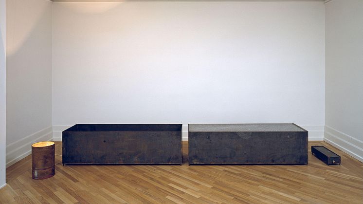 Verket synliggjør vår forgjengelighet som mennesker. Miroslaw Balka, 60 x 20 x 14, 191 x 61 x 54, 191 x 61 x 54, Ø 30 x 44, 1992. Nasjonalmuseet. Foto: Morten Thorkildsen. 