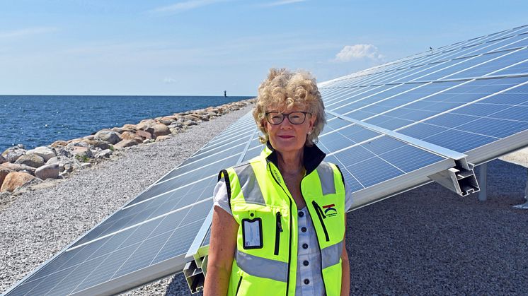 Birgitta Larsson Lindersköld framför hamnens nya solcellspark.