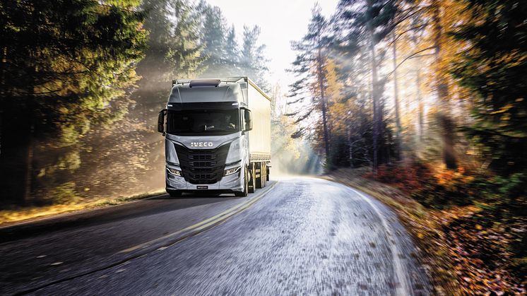 Iveco-mallisto vastaa vahvasti myös ilmastohaasteeseen. Kuljetus 2023 -messuilla nähtävissä Ivecon kattava valikoima biokaasu -ja sähkökäyttöistä kuljetuskalustoa.