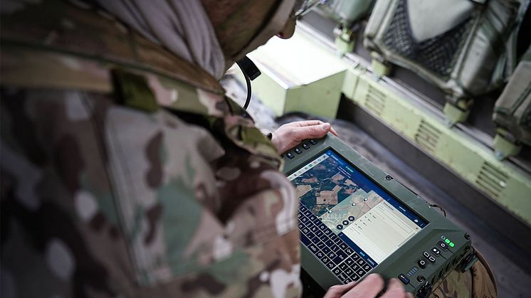 img1217_01_ww_soldier-using-sitaware-frontline-in-vehicle.jpg