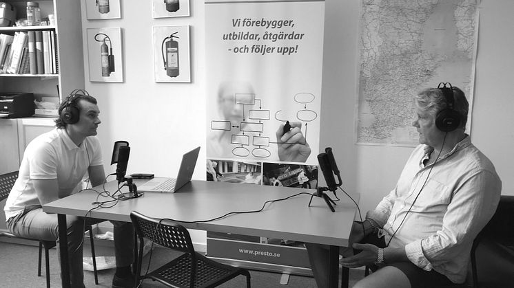 Programledaren Daniel Friberg (vänster) och gästen Christer Stenberg under inspelningen av Riskpodden.