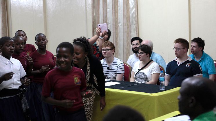 Victoria Valverde, Axel Isaksson, Joanna Johansson, Viktor Barkström och side-kick Soran Ismail tillsammans med elever från Tanga, Tanzania.