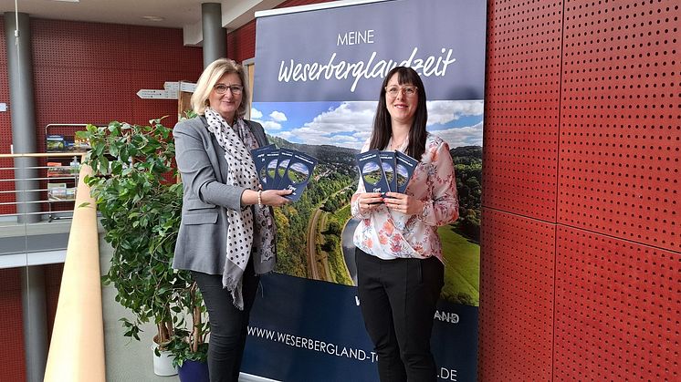 Petra Wegener und Liesa Dopheide (Geschäftsführerin und Junior Online Marketing Managerin vom Weserbergland Tourismus e.V.) präsentieren die neue Broschüre Tipps für Entdecker 2024