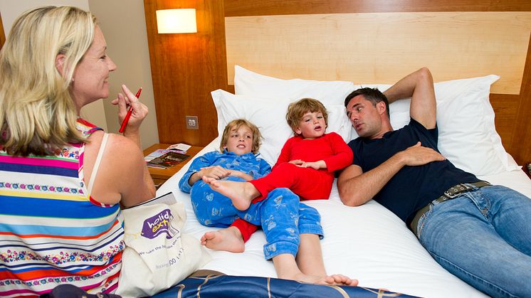 Familj i hotellrum