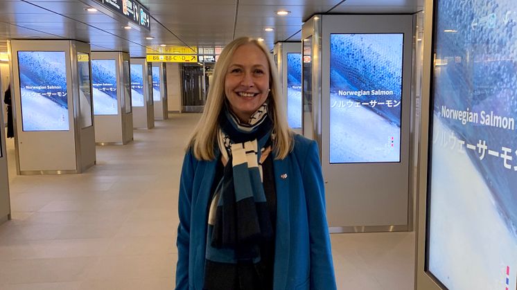 Millioner av japanere får se norsk laks rulle over reklameskjermene på en rekke tog- og metrostasjoner i Japan. Sjømatrådets administrerende direktør, Renate Larsen, blir stolt når hun ser det store omfanget av reklamen. FOTO: Christina