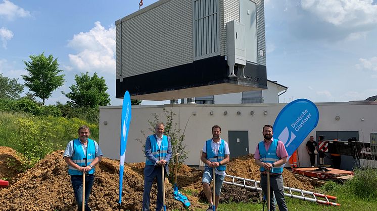 V.l.n.r.: Clemens Konieczny (Leiter Tiefbauamt Stadt Usingen), Bürgermeister Steffen Wernard, Joachim Brötz (Ortsvorsteher Usingen) sowie Florian Frommherz (Deutsche Glasfaser) bei der Aufstellung des PoP im Hergenhahnring