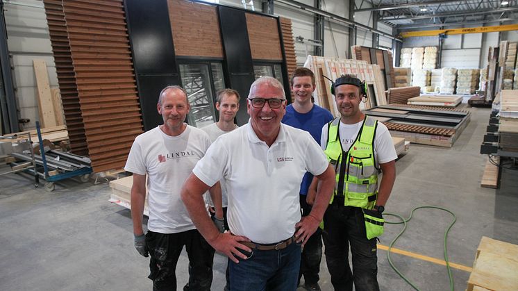 Daglig leder Jan Lindal med teamet som lager fasadeelementene