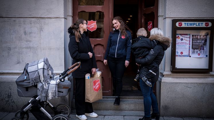2023 var ett tufft år för människor i utsatthet och Frälsningsarmén kunde genomföra 314 763 enskilda hjälpinsatser under året. Foto: Jonas NImmersjö, kampanjbild