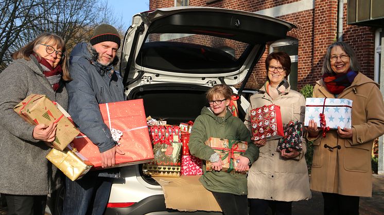Christel Diebel, Matthias Krause und Luisa Rein (alle Hephata) freuen sich über die Geschenke der Hanauer Zonta-Frauen Birgit Massin-Erbe und Claudia Borowski (von links).