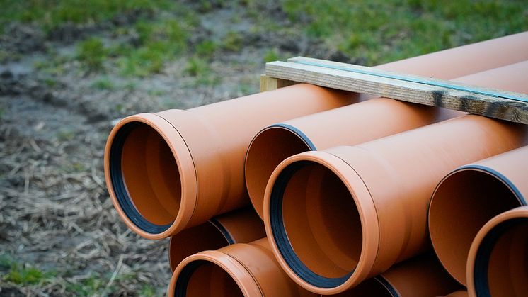 Danmarkshistorie: Spildevandsrør med genanvendt PVC er nu lagt i jorden