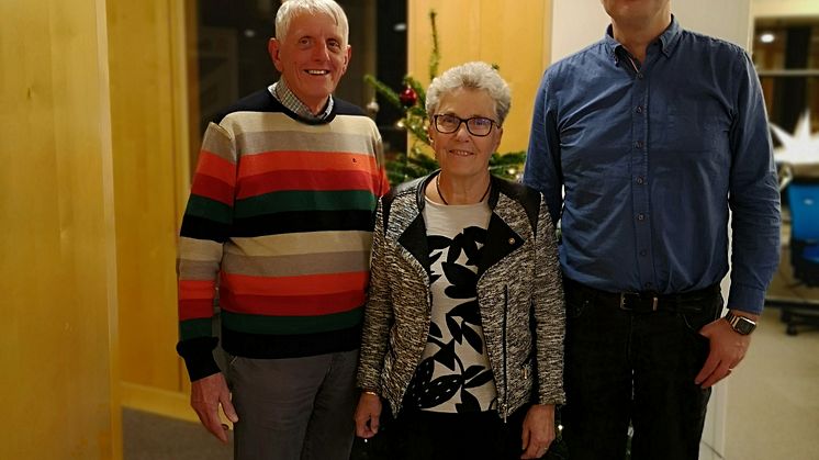 Tre av de personer som var med och lanserade SundaHus Miljödata 2003. Från vänster: Kjell Isacsson, Kerstin Isacsson och Jan Boström. Bilden togs i samband med 15-årsfirandet. 