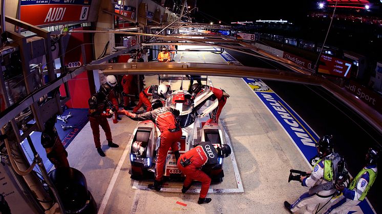 Audi R18 e-tron quattro #8 i pit om natten