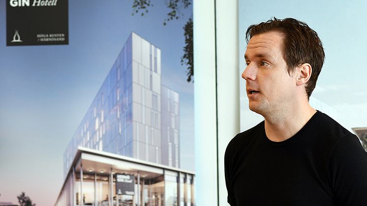 Jon Hillgren från Hernö Gin Hotell AB presenterar finansiärer och planerad byggstart för Hernö Gin Hotell på Kanaludden i Härnösand.