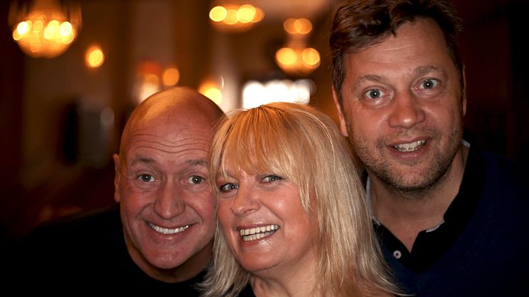 Sveriges populära komikertrio Thomas Petersson, Sussie Eriksson och Johan Petersson laddar för bejublad komedi på Krusenstiernska Teatern i sommar!