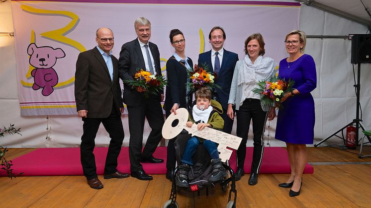 Rainer Neubauer, Karsten Schütze, Mandy Köhler mit ihrem Sohn Hans Georg, Hubertus von Erffa, Sylvia Heumann und Barbara Klepsch. Foto: Rico Thumser/Bärenherz Leipzig