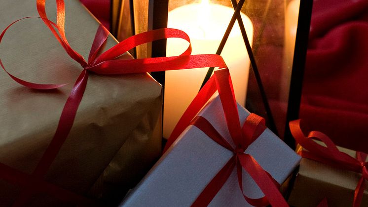 Vi önskar er en god jul - men ta det försiktigt med ljusen!