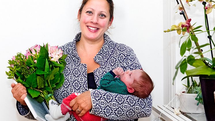 Årets Bröstsjuksköterska Kala Hatti Önnerfält, tar emot priset på distans från sin hemort Väpplinge. Fotograf: Aline Lessner. Bilden fri för publicering. 