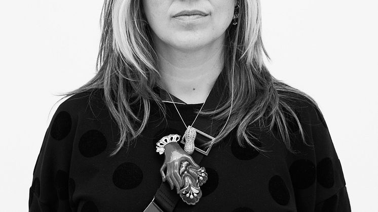 Eline Mugaas mottar Lorck Schive Kunstpris 2019. Foto: Christina Undrum Andersen / TKM.