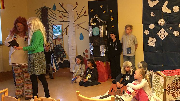 Hietaniemi Friskola klass F-3 jobbar med "Vårt samhälle" och redovisar i form av en musikal.