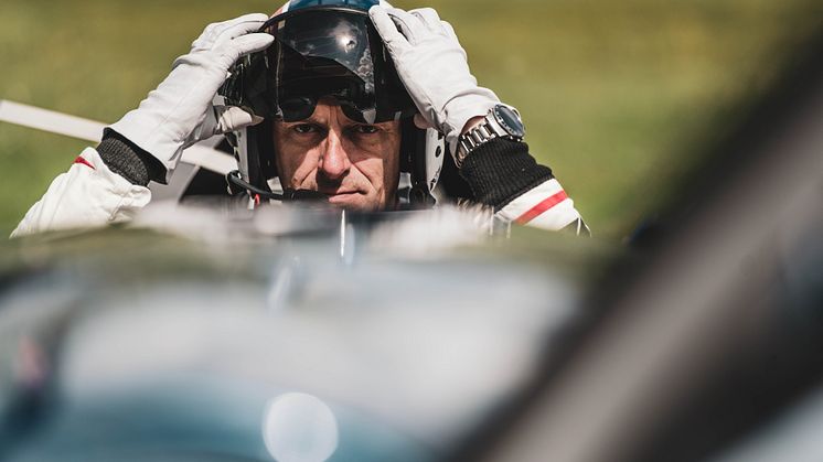 Mit der MARQ Aviator behält Matthias Dolderer globale Fliegerkarten im Blick und wickelt unter anderem Vorflug- und Routinekontrolle ab.