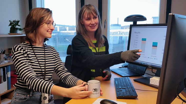Johanna Nylander och kollegan Pauline Leonard analyserar resultaten från livscykelanalysen