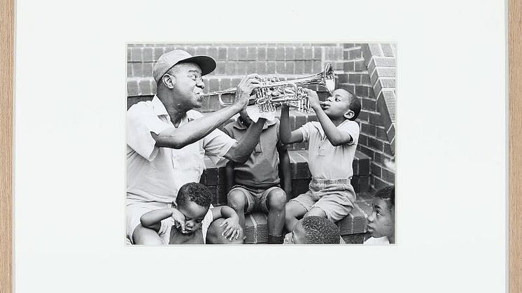 Et originalt pressefotografi af den amerikanske jazzmusiker Louis Armstrong, vurderet til 3.000 kr., kommer sammen med en række andre portrætfotos af berømtheder på auktion hos Bruun Rasmussen. 