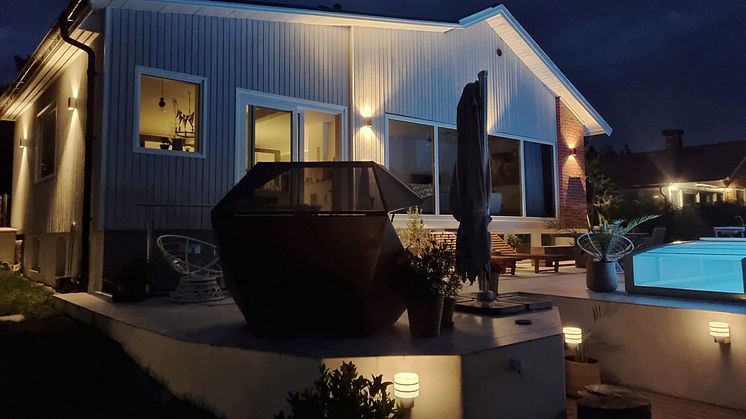 Ekohusentusiasten Anders Hallström med familj byggde härom året färdigt sitt andra ekohus, en villa på 270 kvadratmeter.