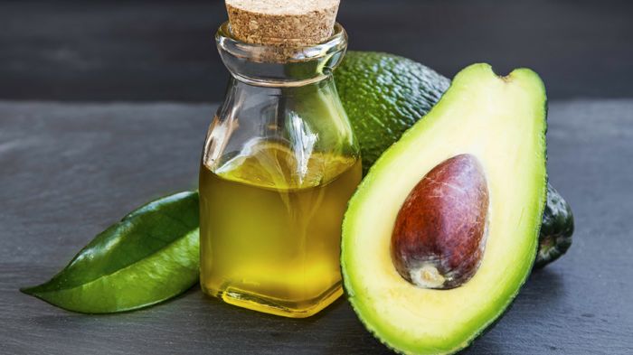 Die Avocado liegt voll im Trend und hat mittlerweile einen festen Platz auf dem Speiseplan vieler gesundheitsbewusster Menschen. Die Kosmetik wiederum nutzt schon lange die pflegenden Eigenschaften ihres Öls. Bild: marrakeshh | stock.adobe.com